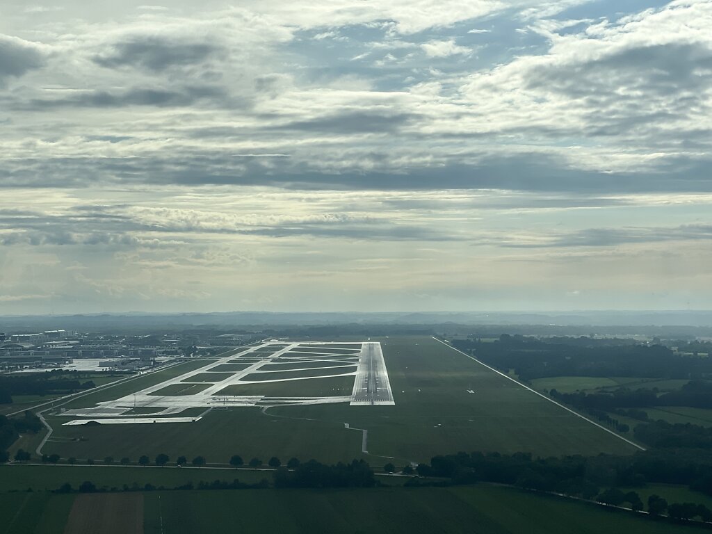 27.07.2025 Prag - München | Short Final Runway 26R at MUC